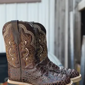 Bota cocodrilo con casco