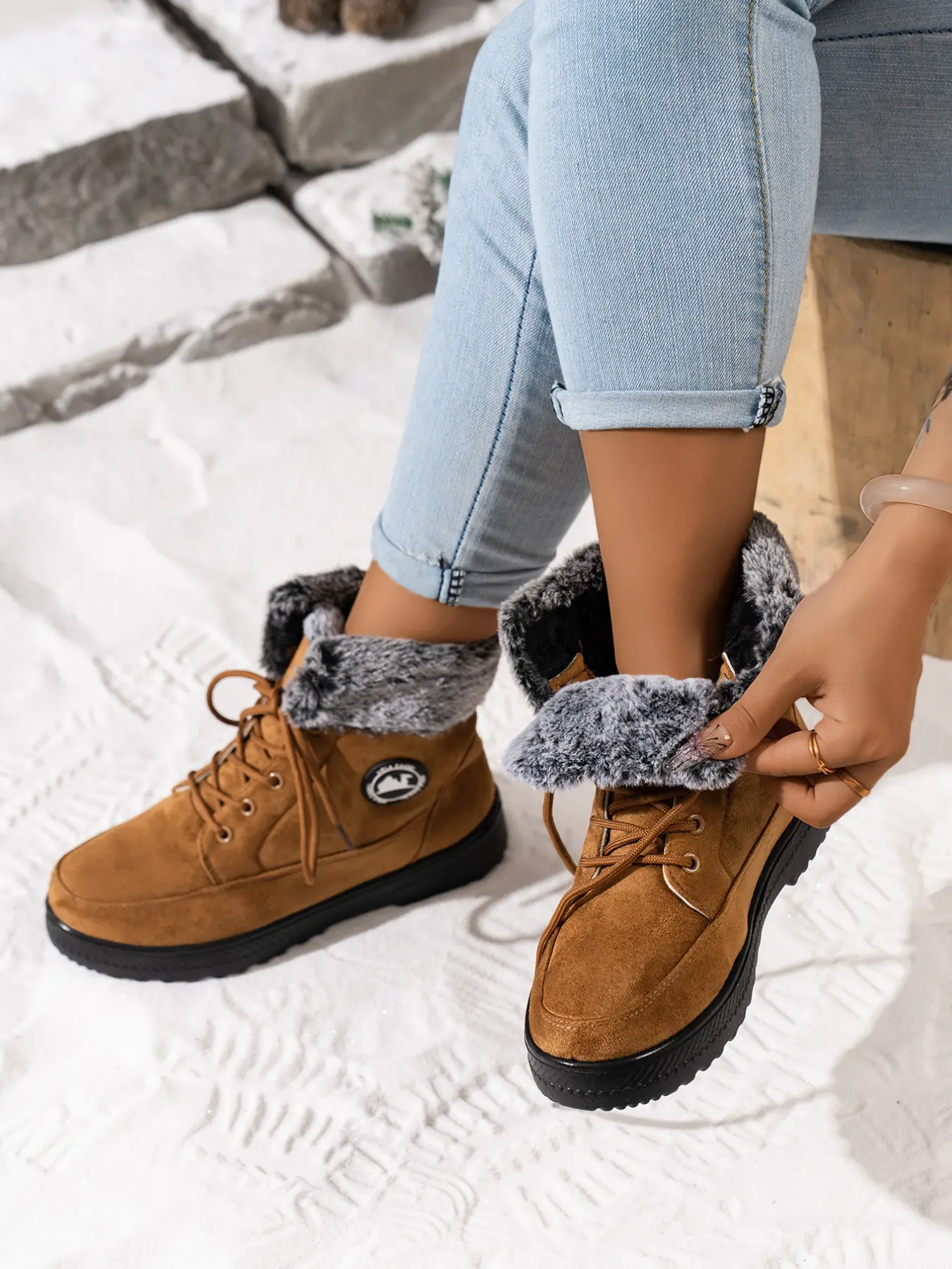 Women's snow boots are lightweight, non slip, with thick straps and Lace, Bootlace Lace Up, warm women's cotton boots for outdoor use Rubber