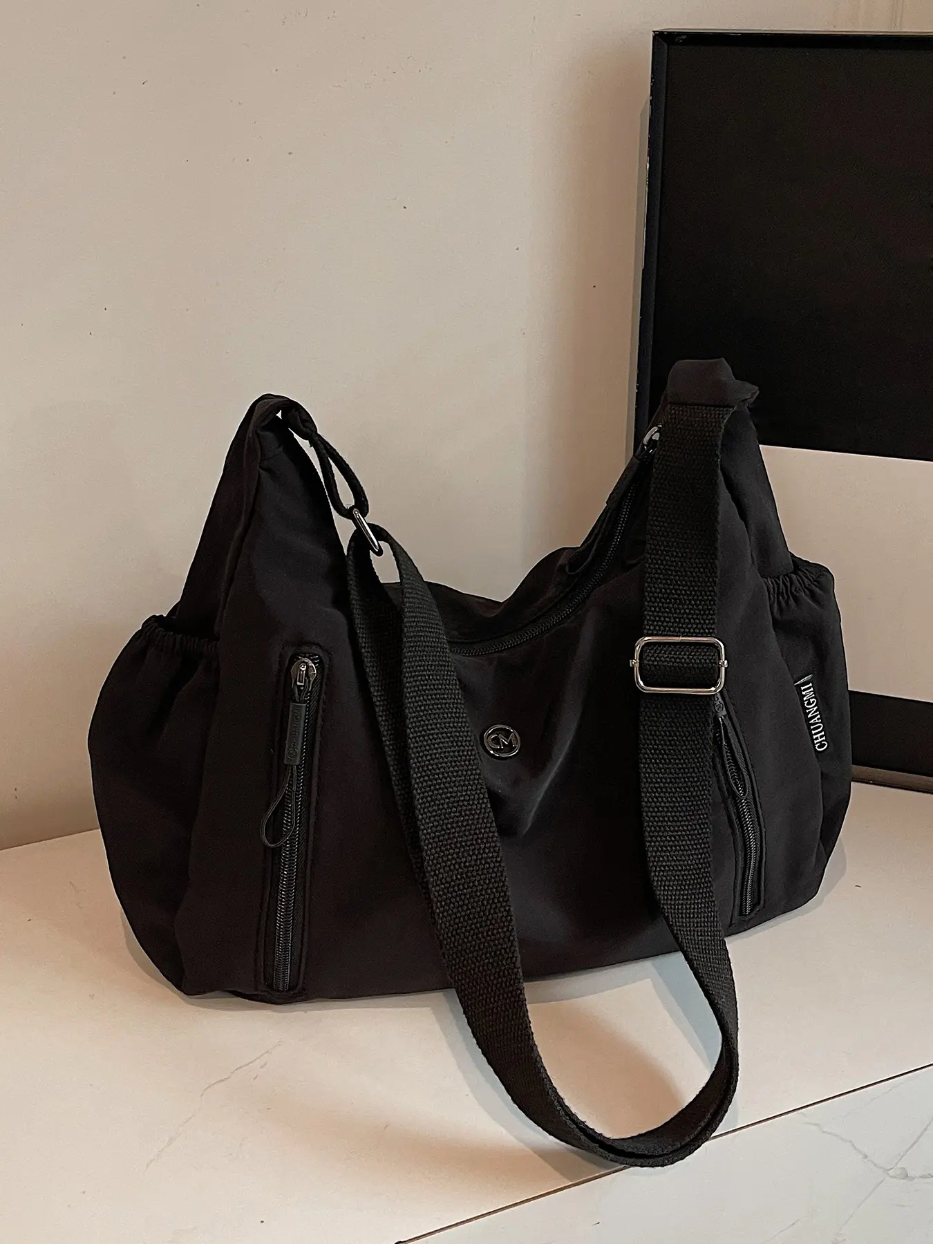 Practical, lightweight, large capacity tote bag, Everyday bags, Casual, commuter, single shoulder crossbody bag with multiple zippered pockets and adjustable shoulder straps, suitable for daily commuting, shopping, gatherings
