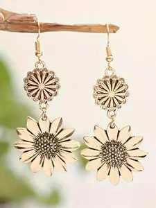 A pair of vintage sunflower earrings for women is suitable for daily wear, vacation dates, and other occasions, and is also a surprising and exquisite small gift