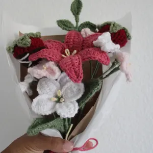 Lily bouquet w/strawberries