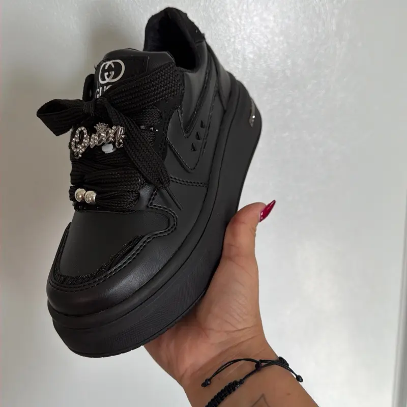 IRMA en blanca y oscura zapatilla o tenis para dama uso diario