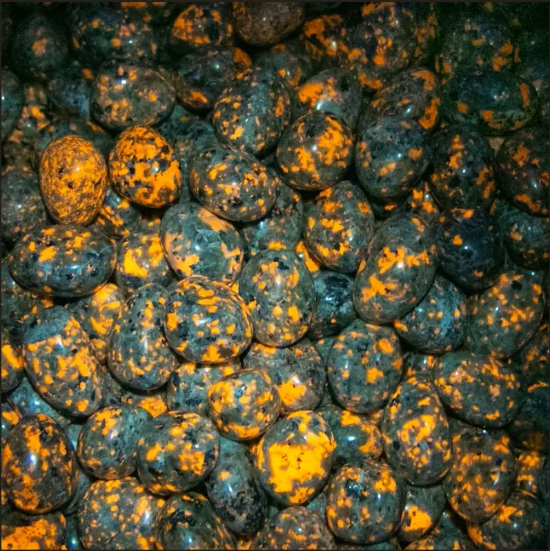 5Pcs Natural Raw Yooperlite Tumbled Pocket Stone UV Glowing Flame Sodalite Sphere Ball For Gift Home Decor