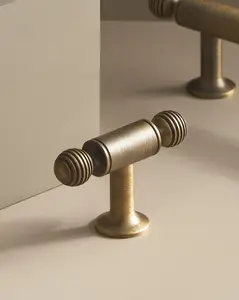 HARRINGTON T-BAR KNOB WITH FLUTED GLOBE ENDS
