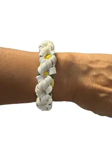 Daisy paracord bracelet