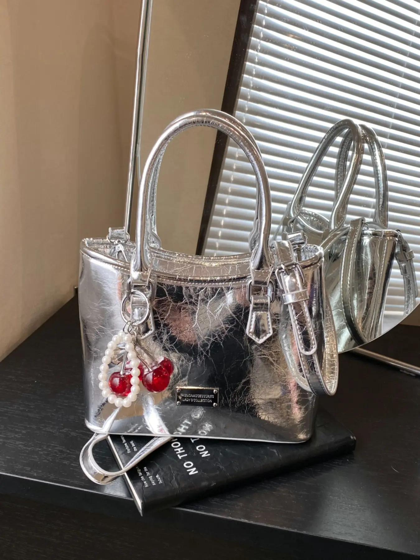 Lingge light luxury retro exquisite versatile handbag with cherry pendant and camellia decoration, adjustable chain shoulder strap, fashionable multifunctional single shoulder crossbody bag, suitable for commuting and dating, Casual Trendy Purse