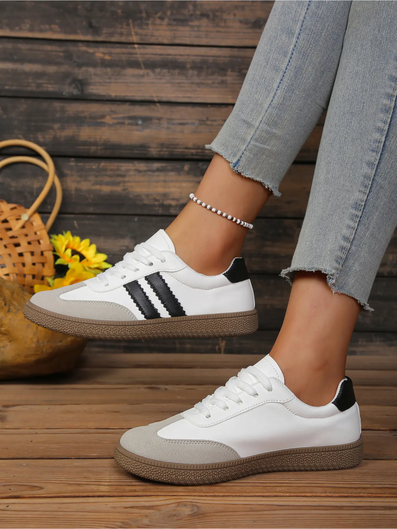 A pair of new large-size women's round-toe lace-up flat shoes for outdoor wear, Walking Shoes, Sneaker, fashionable, simple, comfortable, lightweight, suitable for daily commuting, versatile sports and casual shoes