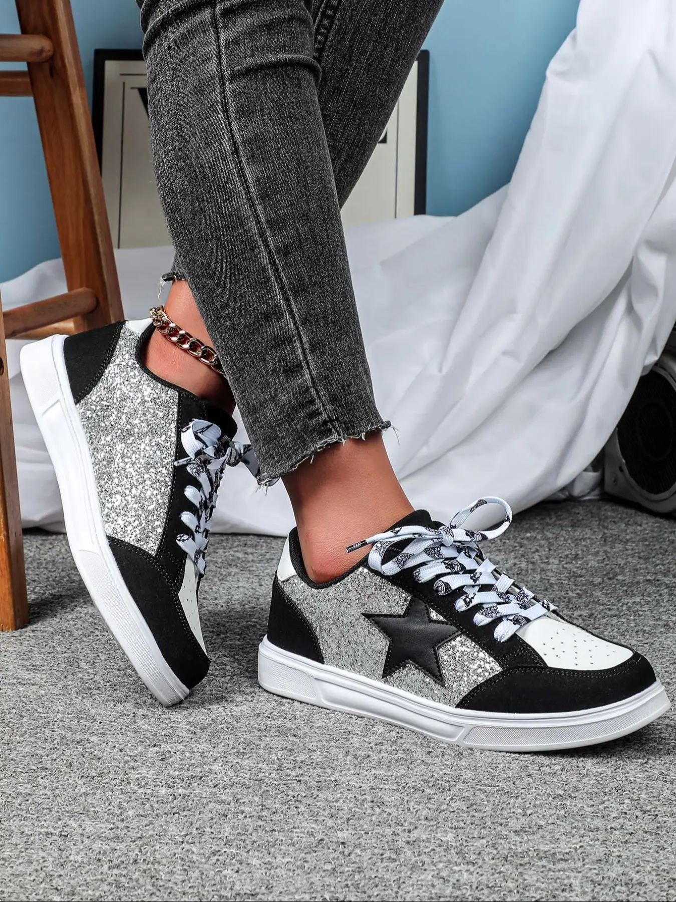 Women's Glitter Star Pattern Casual Sneakers Footwear, Classic Lace Up, Low-Top Lace-Up Walking Shoes for All Seasons, Comfortable Eva Sole, Perfect Gift for Parties & Daily Wear
