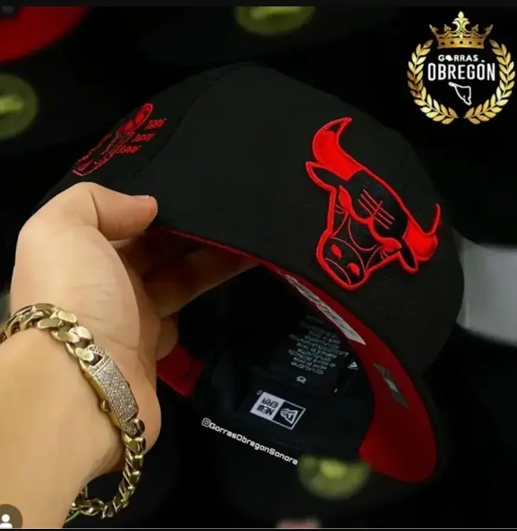Chicago Bulls Embroidered Snapback Hat - Sports Collectibles Headwear for Basketball Fans