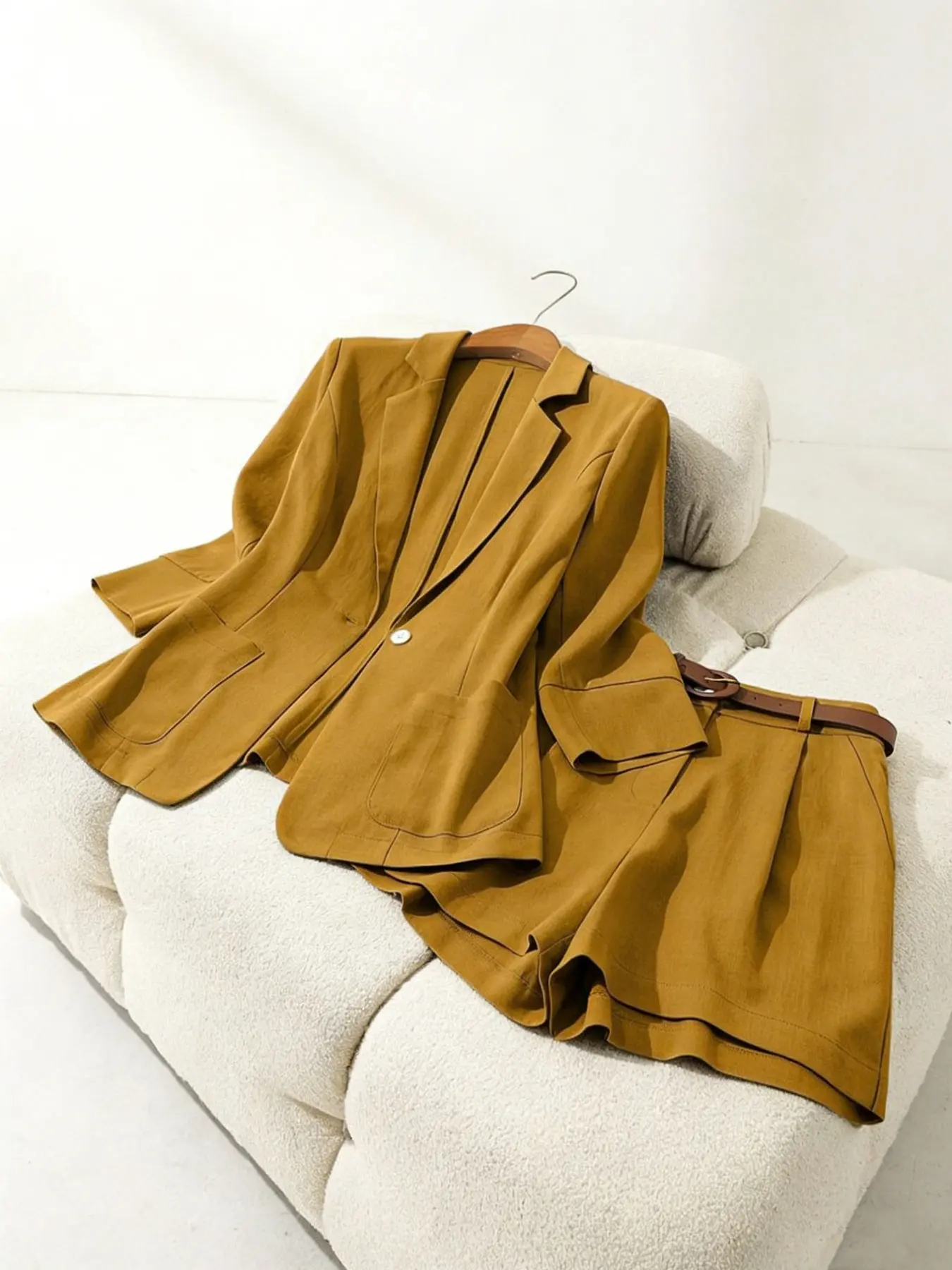 Two piece set of women's casual, minimalist and fashionable suit jacket shorts set, waist cinched mini suit+shorts two-piece temperament commuting set, suitable for all seasons, suitable for home, indoor, outdoor wear Summer Suit Womenswear