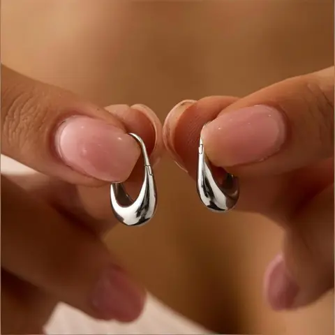 Women's S925 Sterling Silver Classic Oval Huggie Hoops - Fashionable Hoop Earrings, Pure French Minimalism, Hypoallergenic & Lasting, Mirror-Polished, Precision-Engineered Hinged Mechanism, Daily Jewelry, Ideal for Birthday, Anniversary Gifts