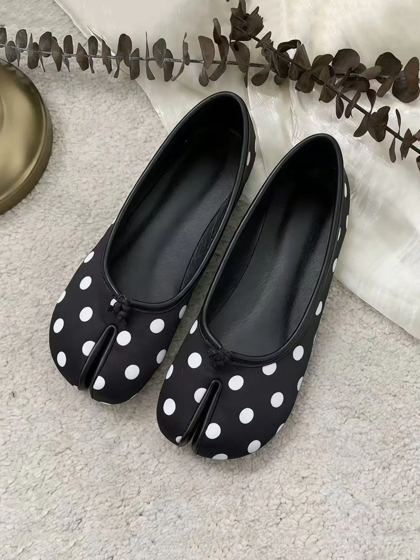 Women's French Retro Polka Dot Tabi Ballet Flats, Comfortable Split-Toe Slip-On Shoes for Work and Commuting, Soft-Sole Flats, Casual Flats