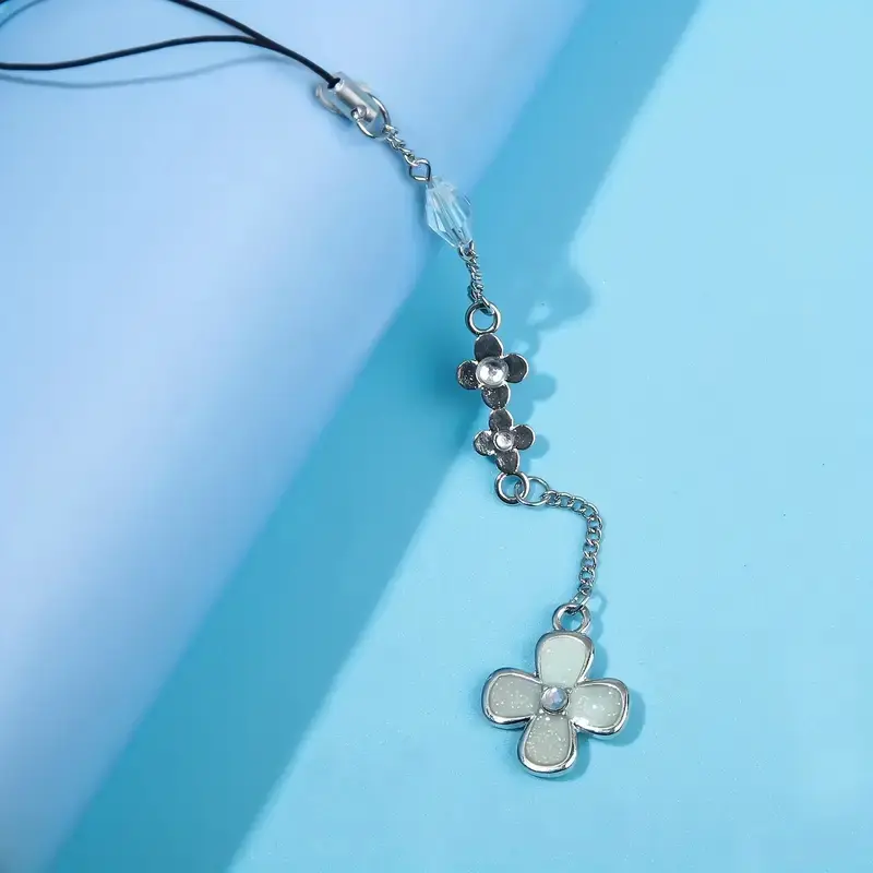 Four-leaf Clover Design Phone Chain, 1 Count Cute Phone Lanyard, Fashion Phone Strap for Women & Girls, Mobile Phone Decoration Accessories, Phone Accessory, Phone Charm, Aesthetic, Pendant, Cellphone, Metallic