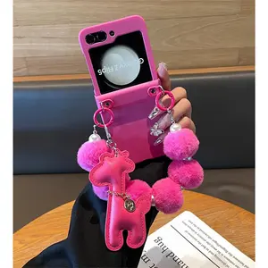 Korean Cute Plush Hairball Pearl Bracelet Case with Giraffe Pendant for Samsung Galaxy Z Flip7 Z Flip7FE Zflip5 flip6 Cover