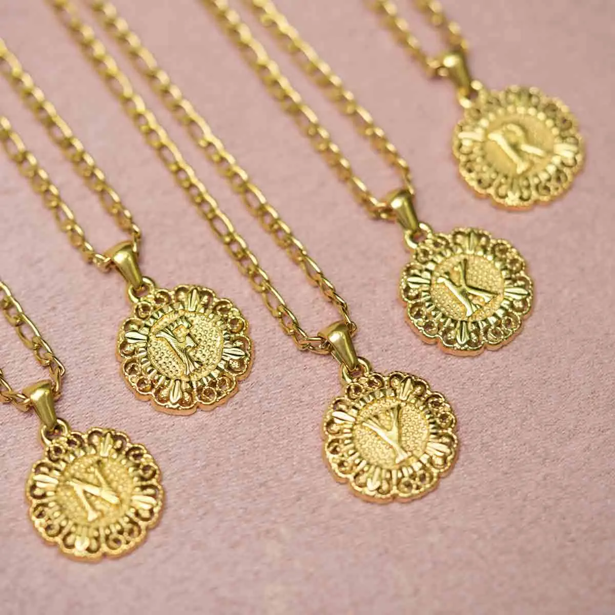 Dainty Jewelry 18K Gold Plated 26 Initial Letter Lace Lace Round Golden Necklace, Stainless Steel Couple's Daily Wear Accessory, Vintage Jewelry, Gift for Her, Women's Fashion Jewelry