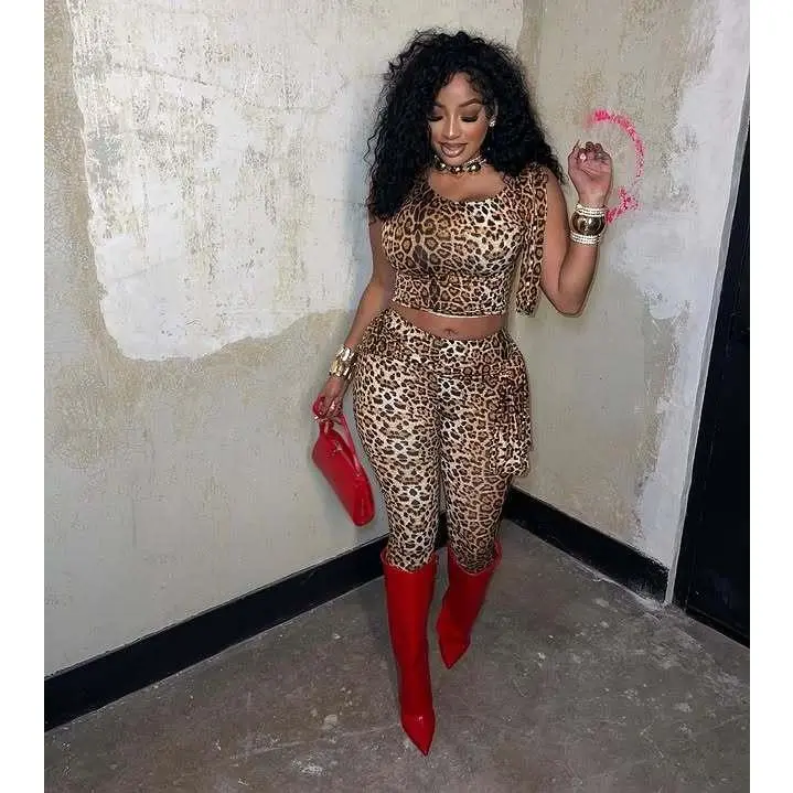 Women's Leopard Print 2-Piece Sports Clothing Set - Crop Top, High-Waist Pants, Red Boots-Inspired Design, Bold Print
