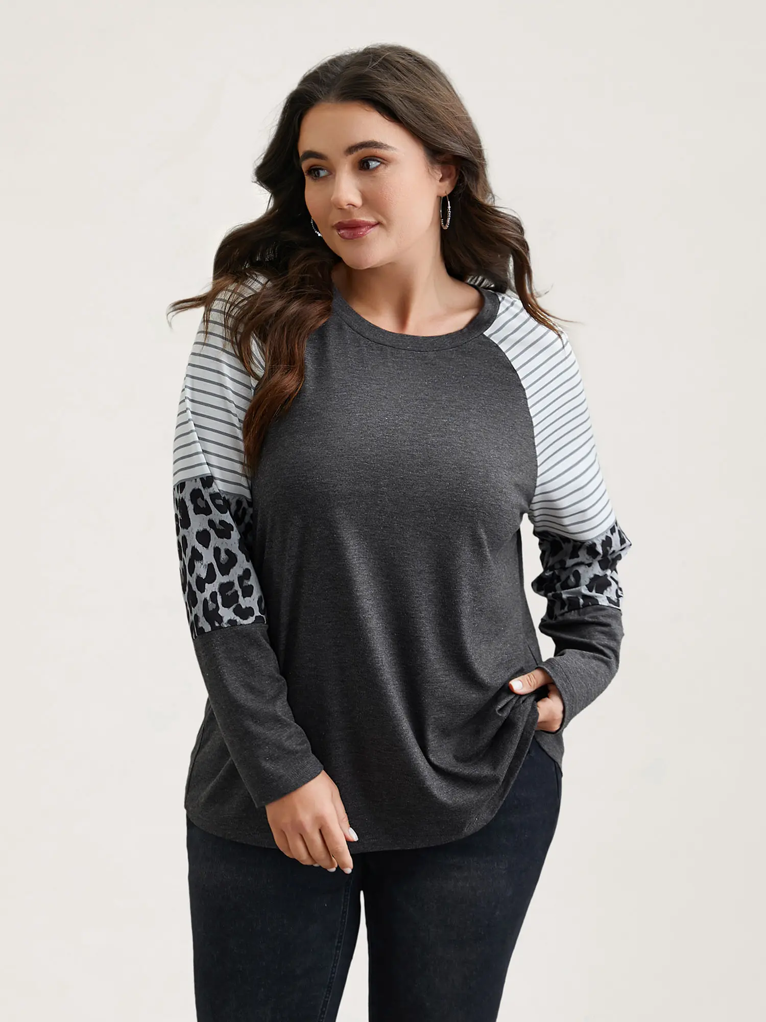 BloomChic Women's Plus Size T-Shirt with Leopard Print Contrast Raglan Sleeves, Casual Round Neck Top with Medium Stretch, Tops, Tshirt, Long Sleeve, Casual Chic Fitted, Elastic Long Sleeve Women's T-Shirts