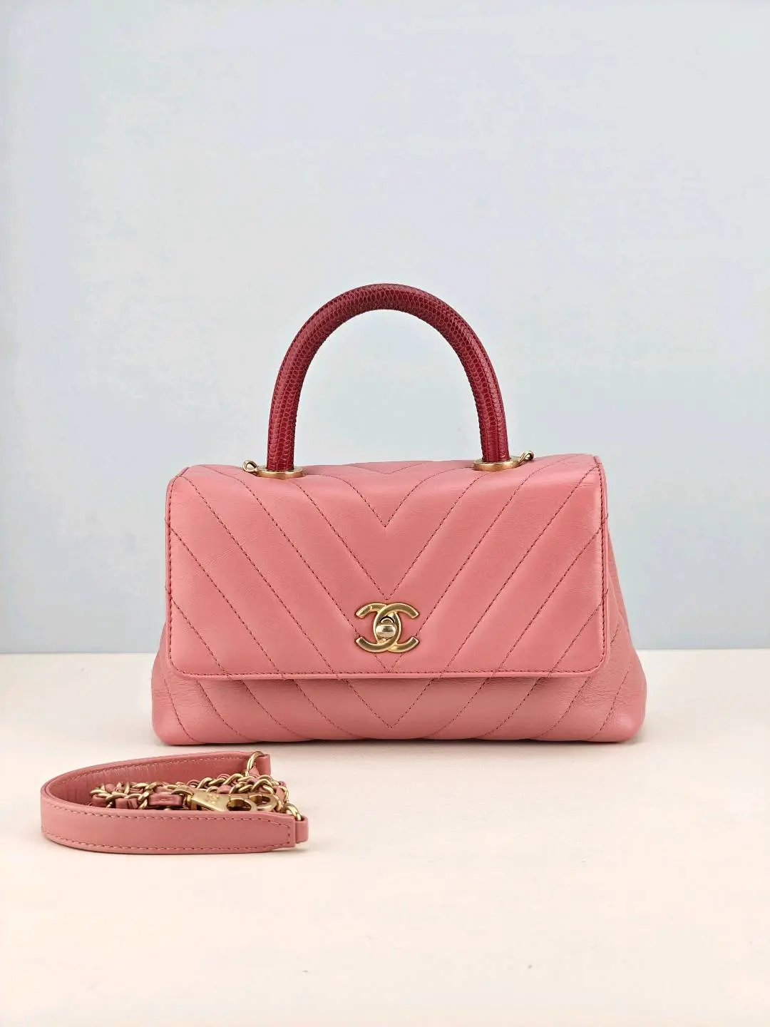 Pre-owned Pink Leather Shoulder Bags Chanel Pink Chevron Quilted Small Coco Handle Bag