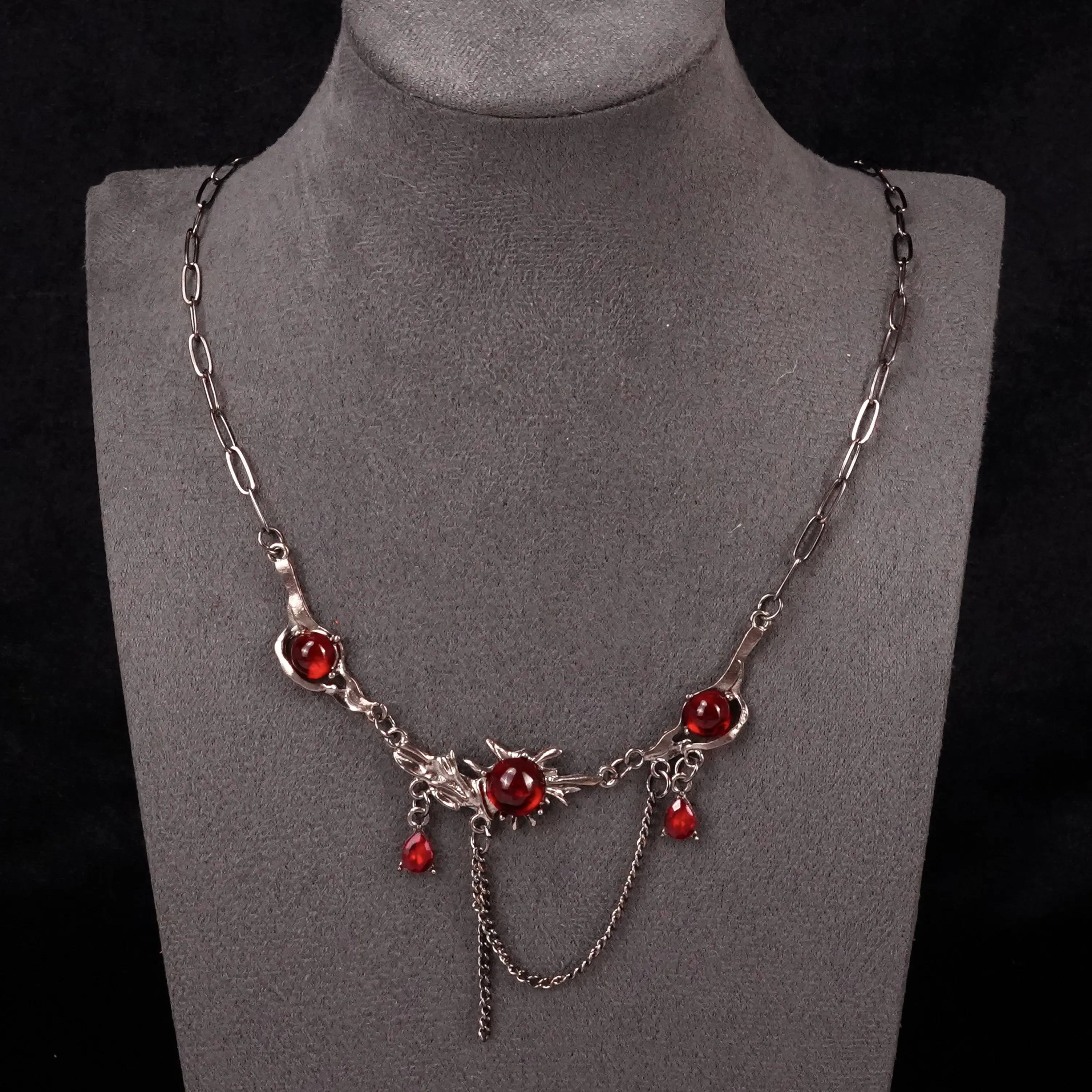 Red gem gothic necklace dark romance punk chain necklace silver tone red crystal charm necklace y2k goth jewelry for party and date night