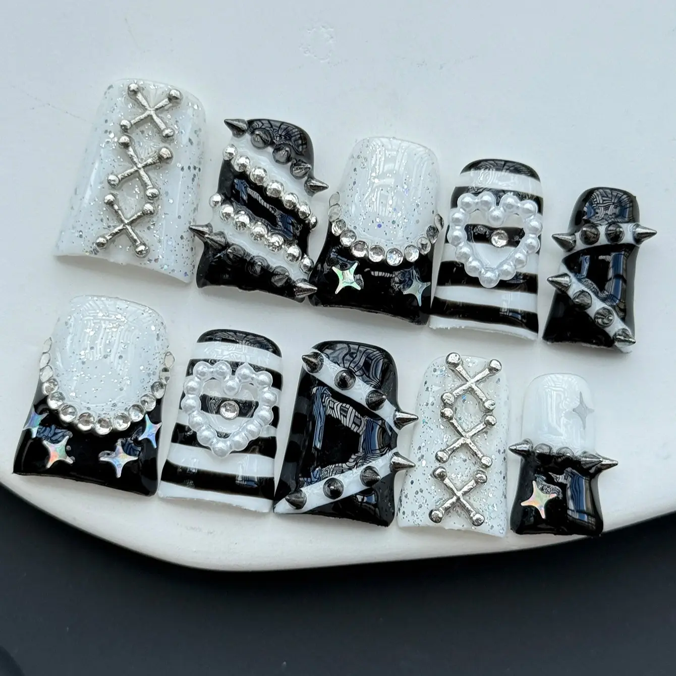 Y2K Punk Style Press-On Nails, Fake Nails Set, False Nails, Press On Sets, 10 Pcs Medium Length, Rivet Embellished, Glitter Nails, Perfect for Concerts, Suitable for All Ages, Women's Nail Art