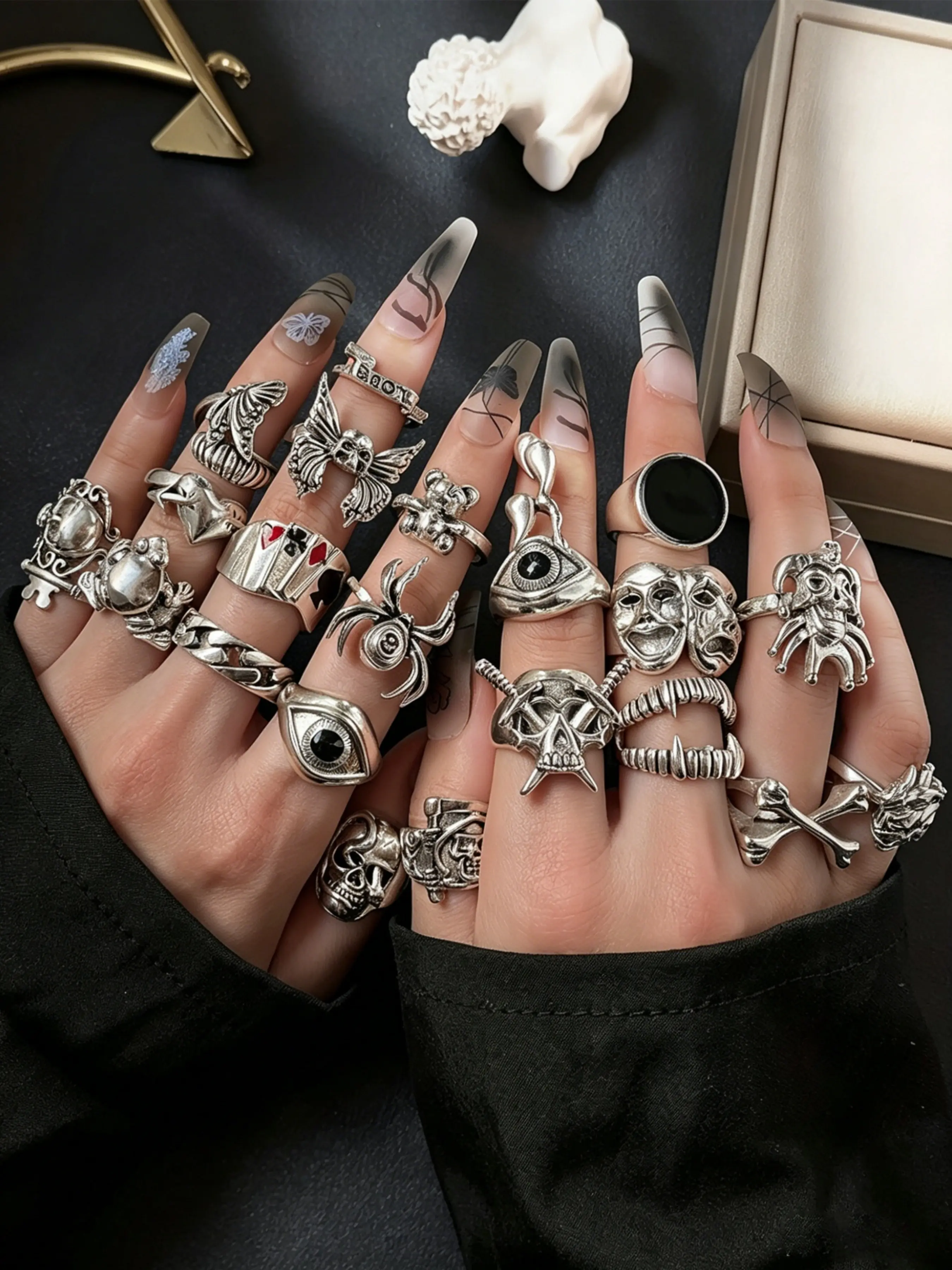 24-Piece Punk Style Ring Set, Gothic Hip-Hop Skull Spider Playing Card Rings, Exaggerated Retro Jewelry Accessories, Dark Aesthetic Rings, Stackable Finger Rings, Stackable Rings Set