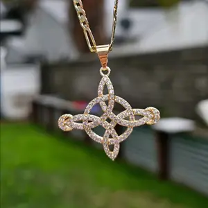 New nudo de bruja necklace pendant