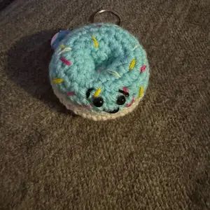 Teal Donut Keychain - Soft Knit Design with Colorful Accents, Ideal for Keyring Use