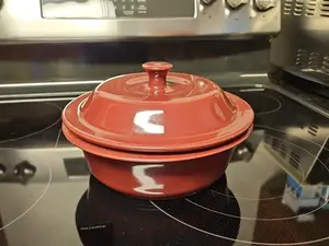 The Pampered Chef Cranberry Round Casserole Dish w/Lid #1121 6 Cup 1.5L EUC