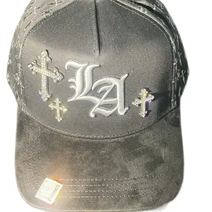 Gorra LA con cruzes plateadas en placa material grabado en la parte de atras chulada de gorra.