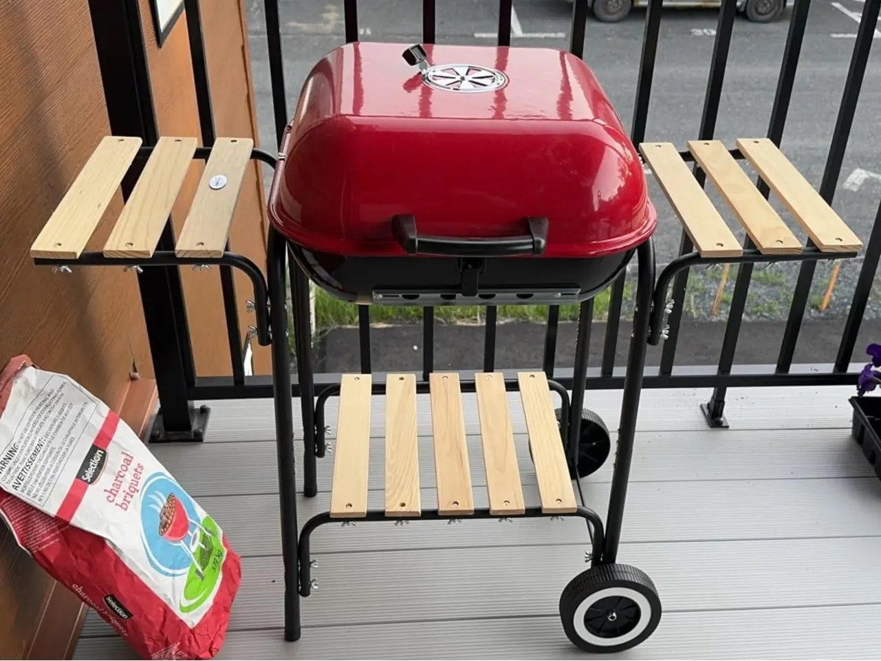 Charcoal Grill w/ Wheels Charcoal Grill w/ Wheels