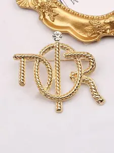 Fashion Vintage Elegant Twisted Knot Luxury Letter Personalized Brooch Pin, Perfect for Any Occasion, Single Pack, Stylish Lapel Accessory