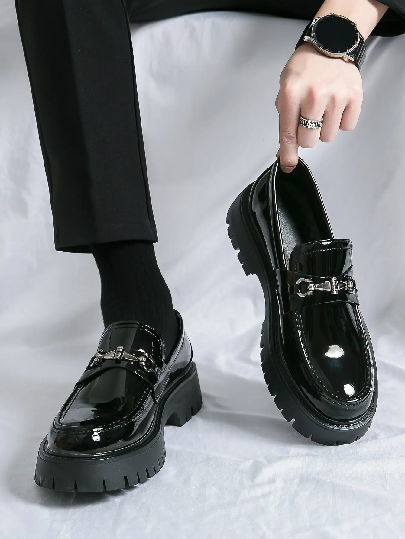 Men’s black patent leather loafers with thick soles, non-slip outsoles, round toe dress shoes—suitable for business work and everyday wear.