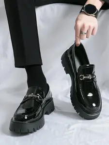 Men’s black patent leather loafers with thick soles, non-slip outsoles, round toe dress shoes—suitable for business work and everyday wear.