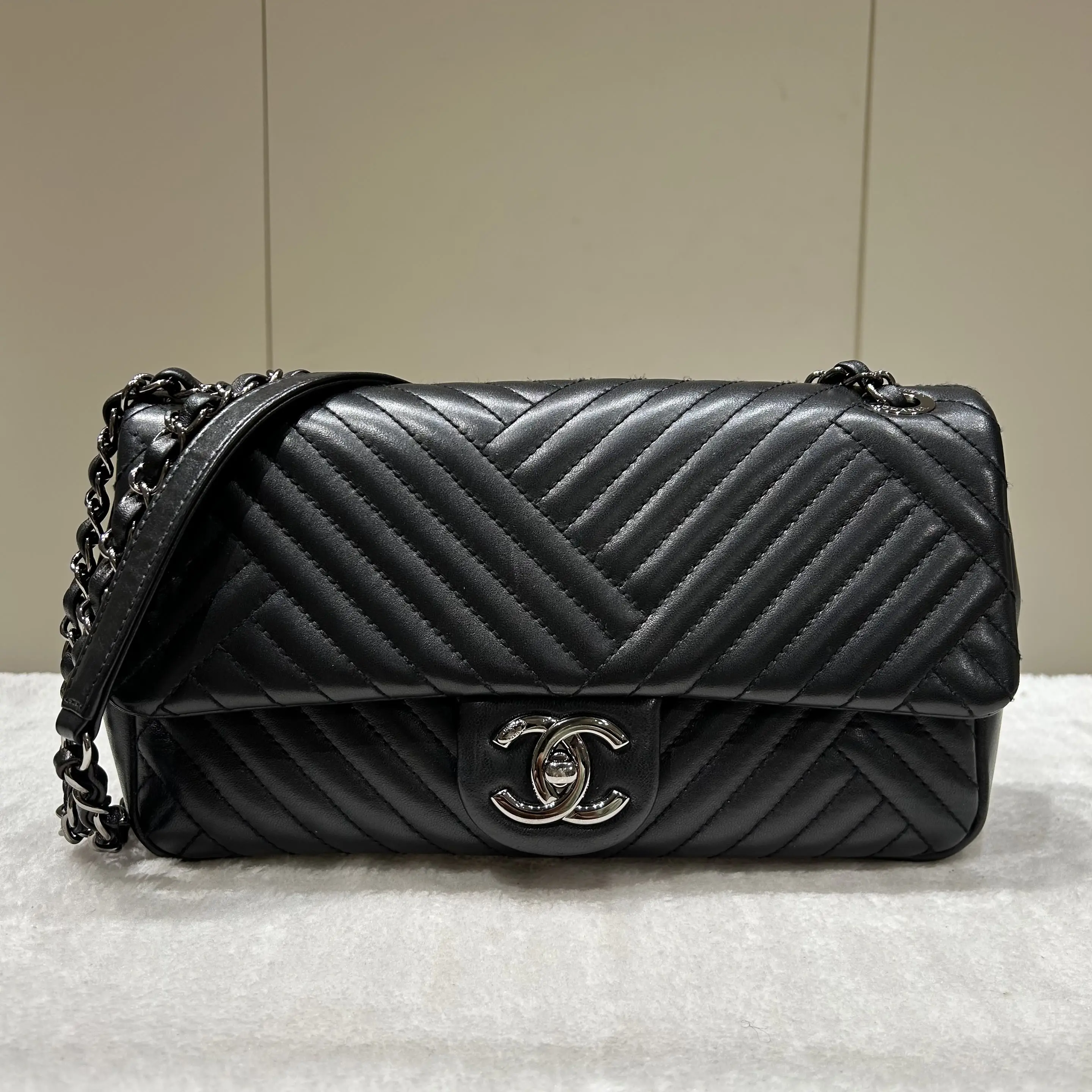 Pre-owned CHANEL Leather Crossbody Bags CC Crossing Flap Bag Chevron Lambskin Medium shoulder bag 76763825