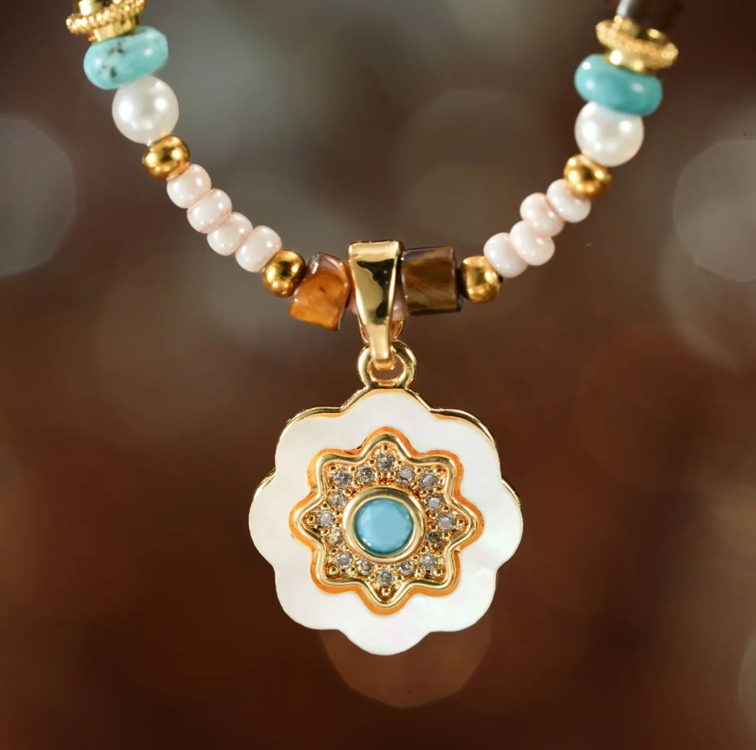 Retro dopamine beaded sunflower pendant necklace with a strong design sense, a fashionable accessory