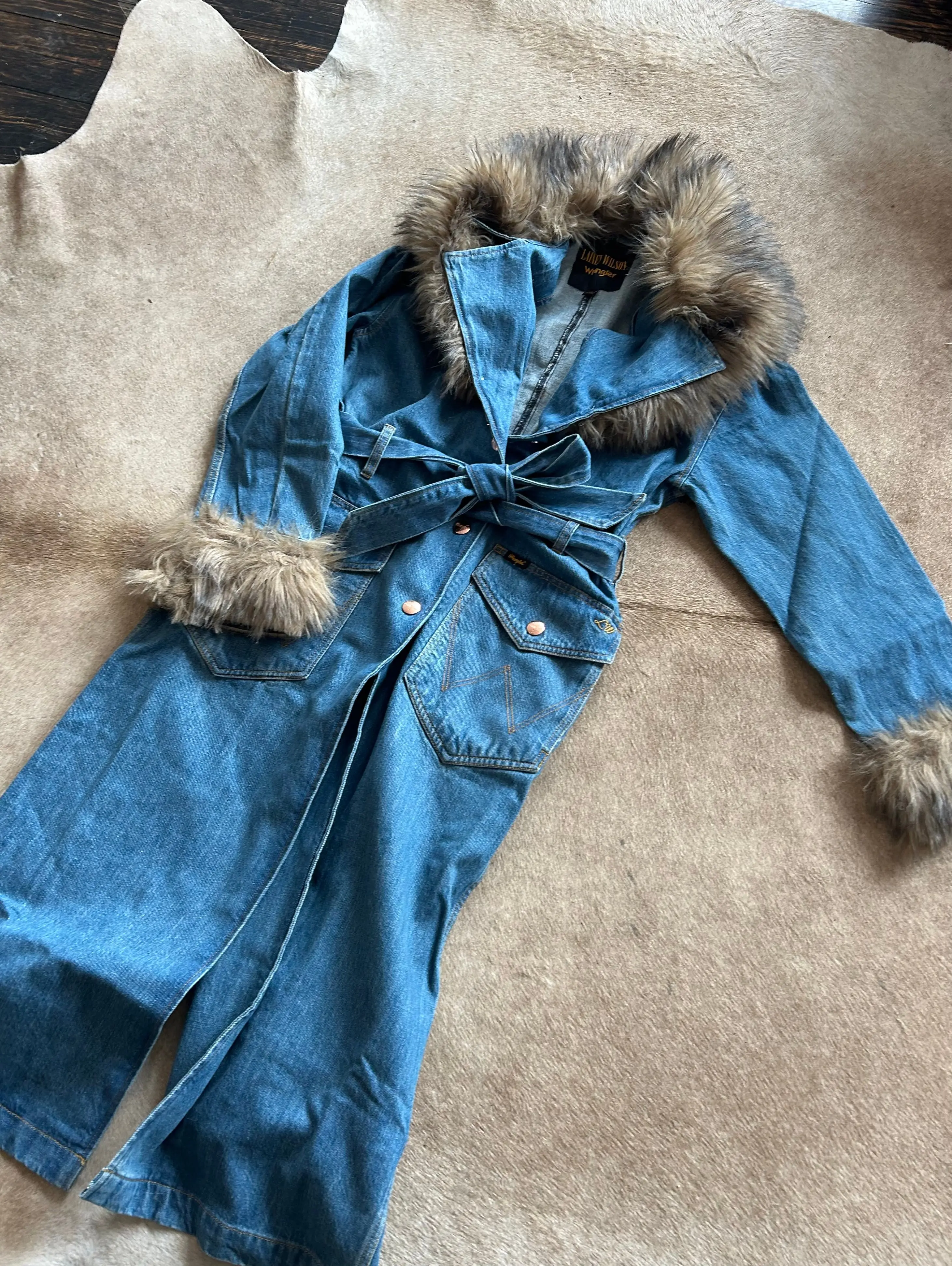 Wrangler Women's Tops, Lainey Wilson Penny Casual Long Sleeve Plain Cotton Denim Maxi Coat, Belted Snap Front with Faux Fur Collar, Denim Jacket