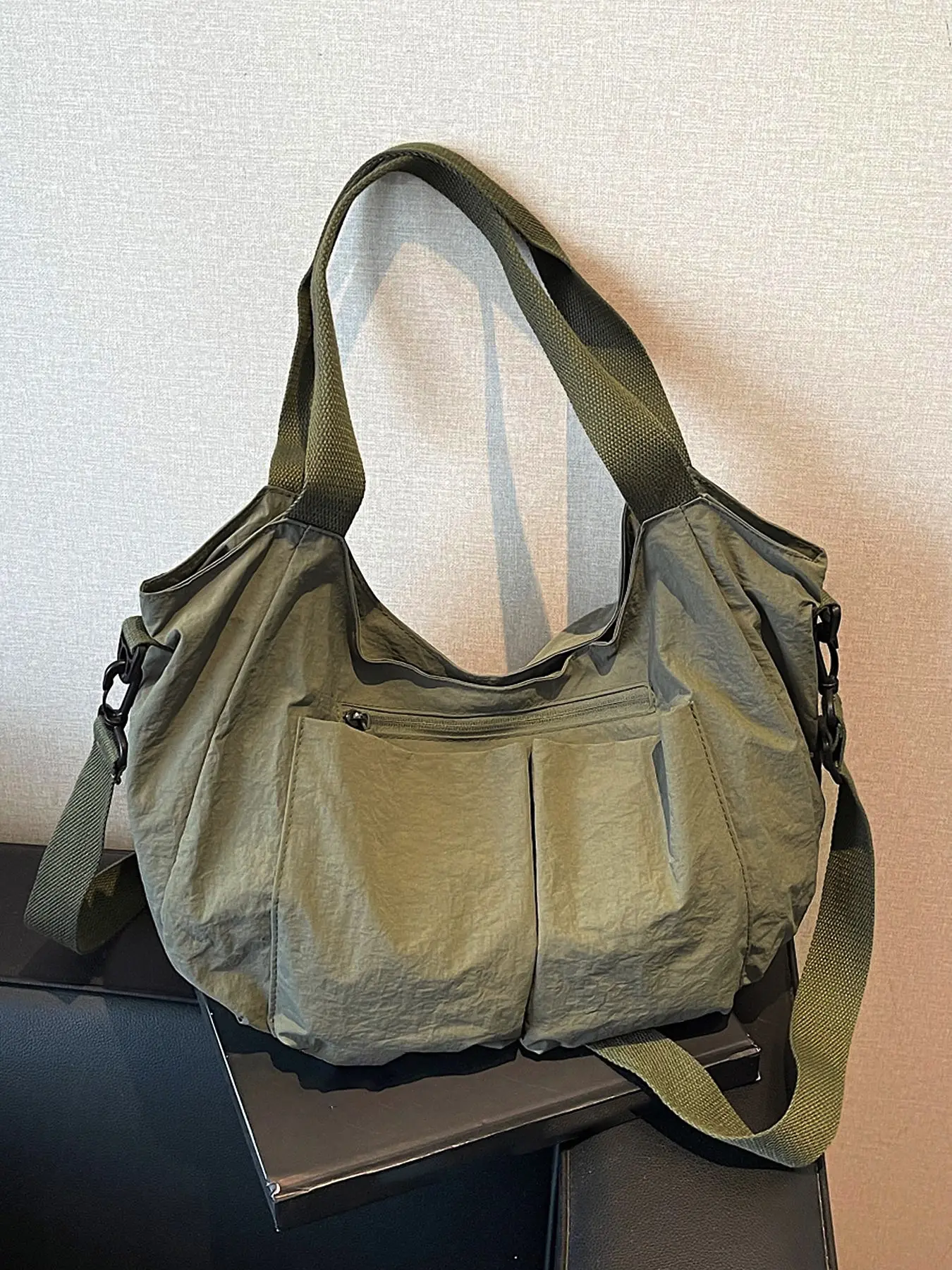 Simple large-capacity multi-compartment tote bag, lightweight and stylish, daily travel handbag messenger bag, Everyday Bags, Everyday Crossbody Bag, niche design suitable for students, office workers, daily use, etc.