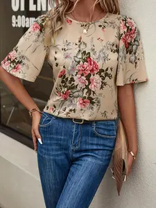 A women's light beige vintage floral print flared short-sleeve chiffon blouse, made of lightweight and flowing fabric, with a gentle and fresh style. It is suitable for everyday commuting in spring and summer, weekend shopping, afternoon tea dates, and sh