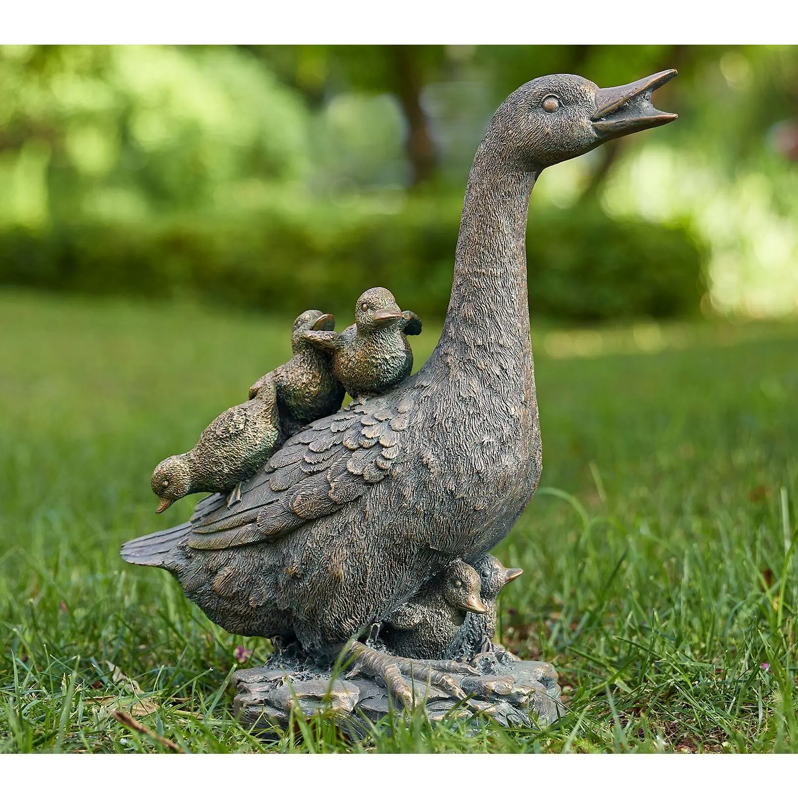 Glitzhome 15" Resin Faux Bronze Momma Duck Garden Statue