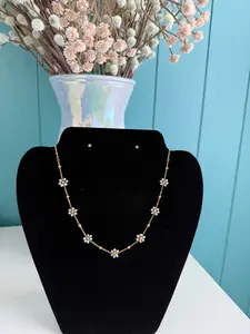 Daisy Flower Station Necklace
