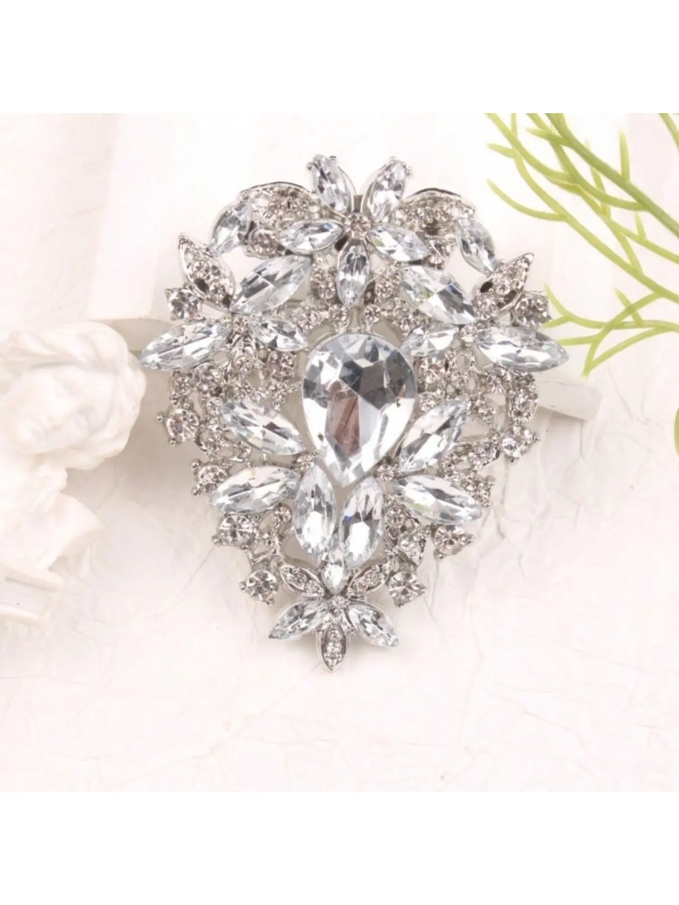 Silver - Plated Flower Brooch with Clear Crystals Shiny - Elegant Pin for Clothing Accessory Decoration Brooch Pins