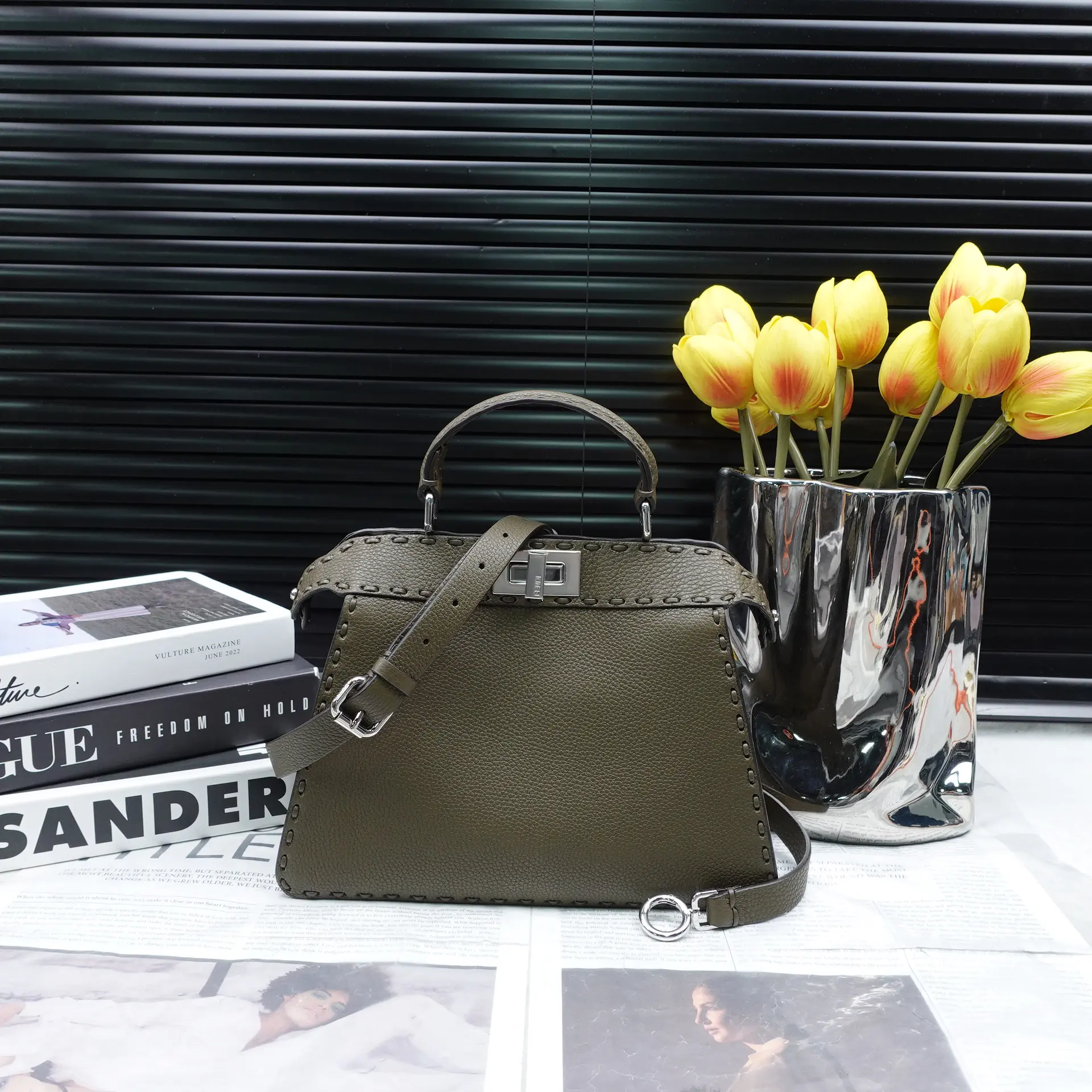 Pre-owned FENDI leather Clutches & Wristlets Peekaboo ISEEU Green Satchel T10349833