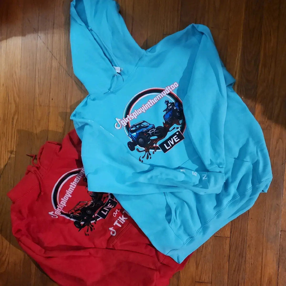 Girls play in the mud too atv/utv hoodies graphic tee