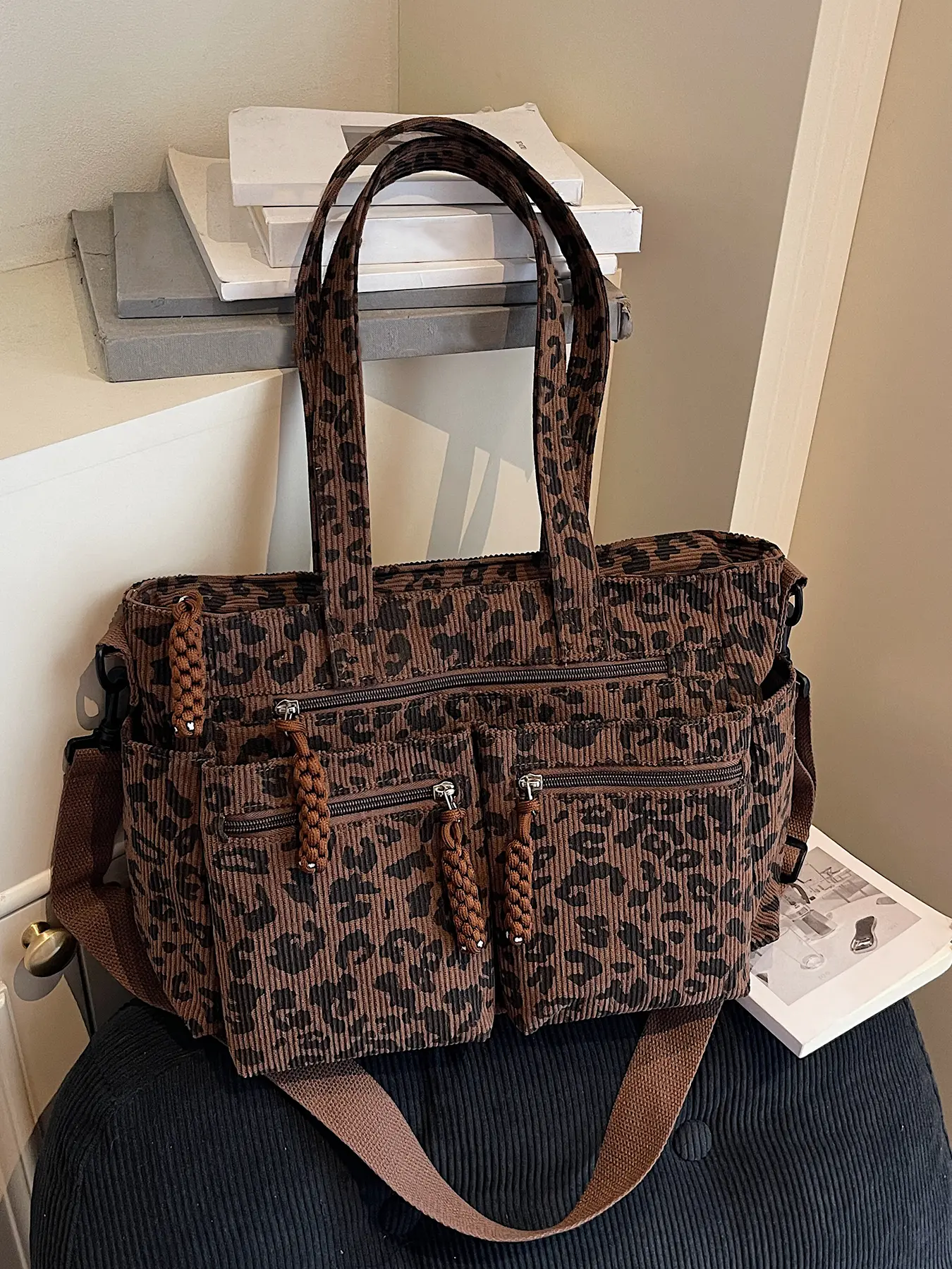Simple  casual versatile Leopard-print shoulder bag, stylish and retro texture Joker lazy wind shoulder bag, niche design Leopard-print double zipper woven shoulder bag, suitable for daily travel, shopping and so on.