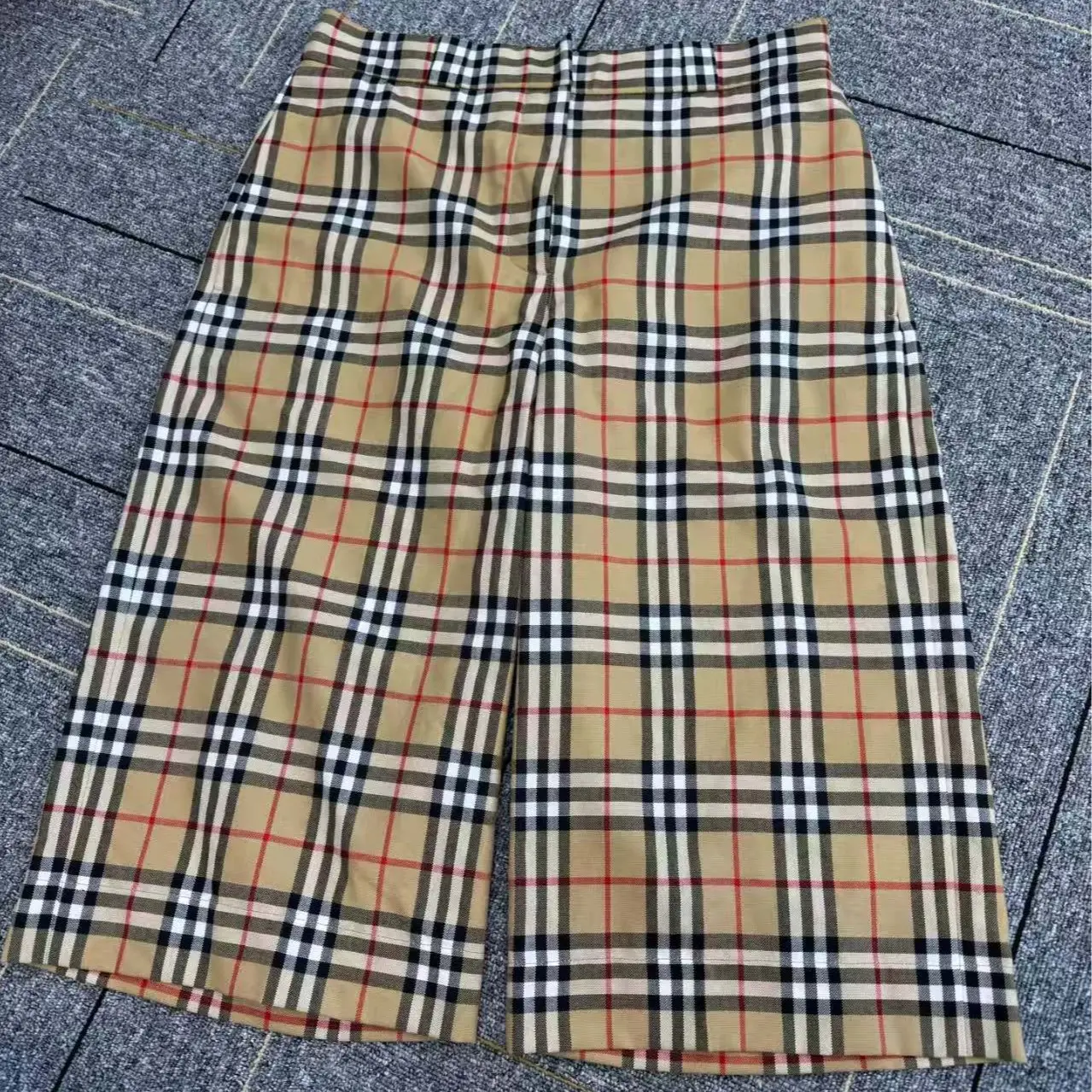 Pre-owned Burberry Plaid Shorts for Women – Size 40 – Classic Tartan Print Shorts N24154368