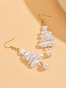 A pair of long pendant earrings with an irregular pearl Christmas tree star design for ladies. Bohemian fashion jewelry for women and girls. The exquisite pendant design is perfect for daily and party decoration. Valentine's Day gift, birthday gift.