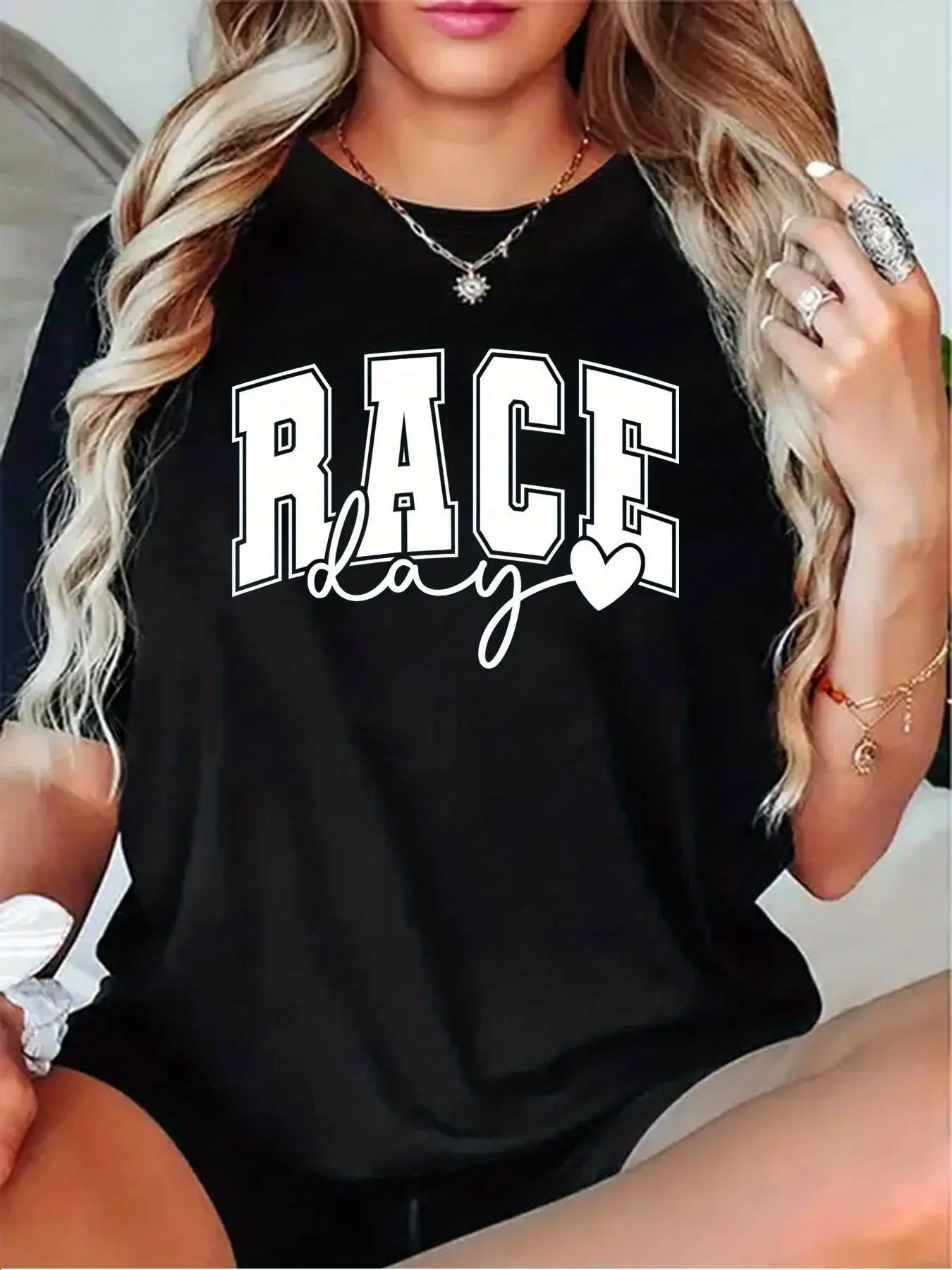 Women's Race Day Heart Checkered Flag T-Shirt - Casual Short Sleeve Round Neck Tee with Checkered Flag Design, Black/Grey/White/Dark Red Racing Theme Top for Motorsport Events & Casual Attire