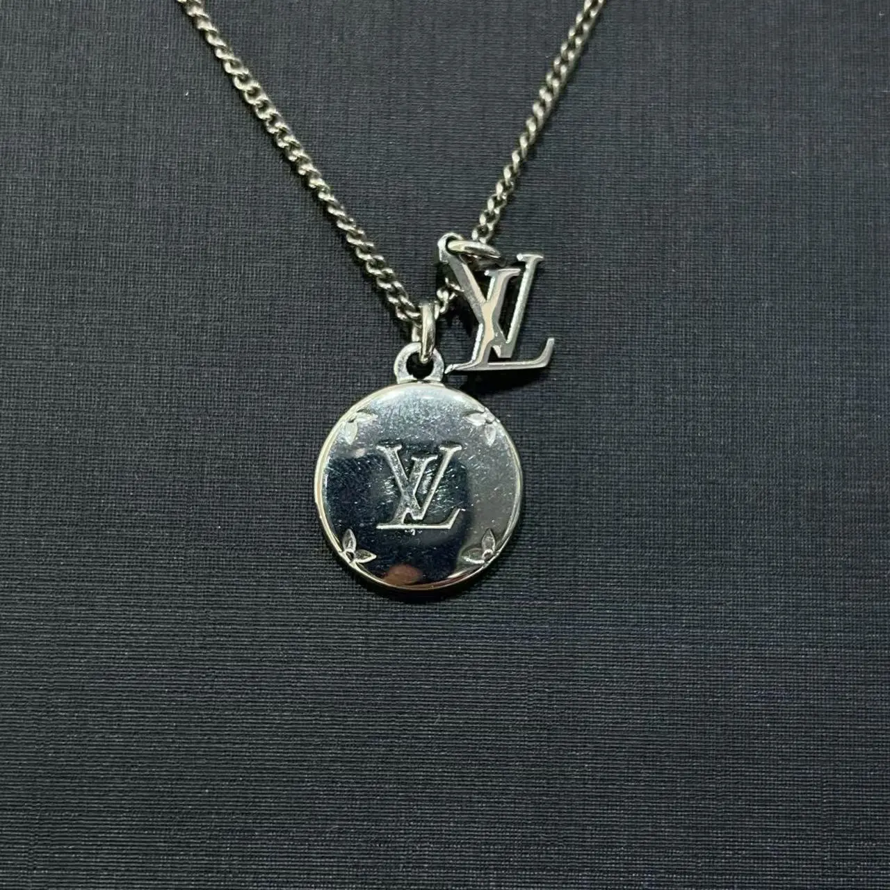 Pre-owned Louis Vuitton Monogram Charms Necklace Silver Tone Ref 