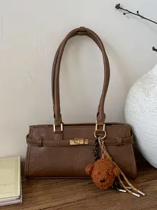 Lightweight, personalized, and cute pendant shoulder bag, with a niche design and a simple retro style underarm bag. It is compact, stylish, and versatile, suitable for shopping, commuting, and going out
