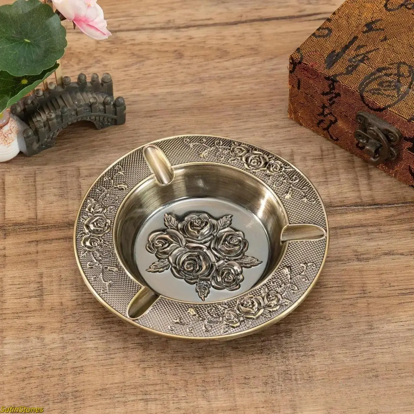 Vintage Metal Ashtray - Artistic Rose Carving Decorative Accessory, Solid Durable Metal Craft, Retro Home Decor Ornaments, Tabletop Decor, Practical Household Container, Ideal Gift for Retro Enthusiasts
